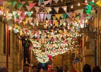 أبرزها تزيين الشوارع والمسحراتي والقطايف والكنافة … أشهر 6 عادات للمصريين في رمضان