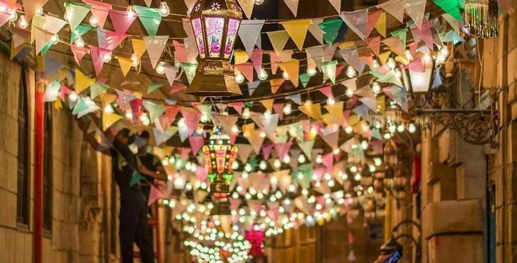 أبرزها تزيين الشوارع والمسحراتي والقطايف والكنافة … أشهر 6 عادات للمصريين في رمضان