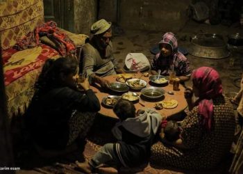 طبلية وأريكة عفى عليها الزمن .. شاهد صور لأسرة مصرية تشكو الفقر وضيق الحال