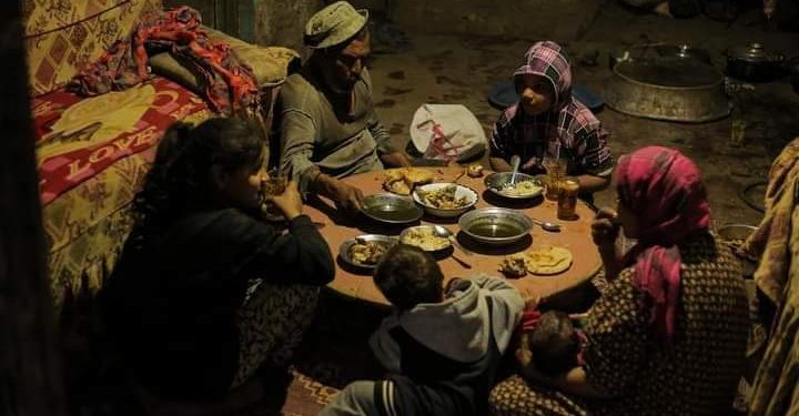 طبلية وأريكة عفى عليها الزمن .. شاهد صور لأسرة مصرية تشكو الفقر وضيق الحال