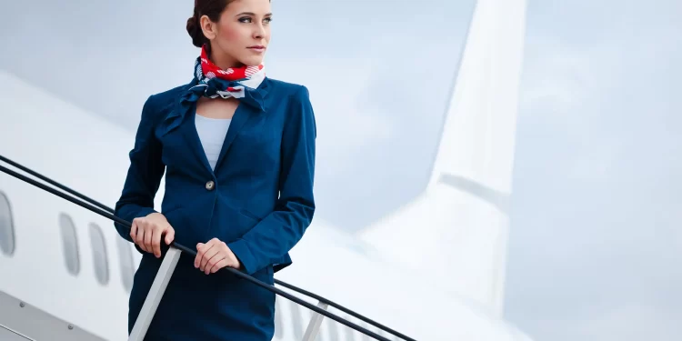 مضيفة طيران تنصح المسافرين بالطائرة بحمل 10 أشياء هامة