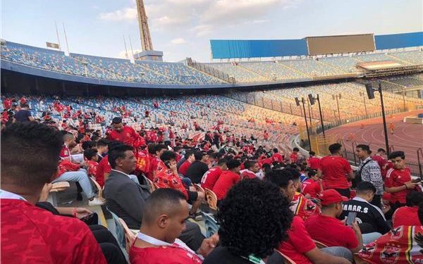 جماهير الأهلي تملأ جنبات استاد القاهرة قبل مباراة الترجي بدورى الابطال
