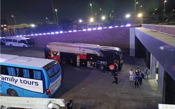 حافلة الأهلي تصل استاد القاهرة استعدادًا لمواجهة الترجي بدوري الأبطال