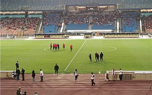 كولر يعاين أرضية استاد القاهرة قبل انطلاق مباراة الاهلي و الترجي بدوري الأبطال