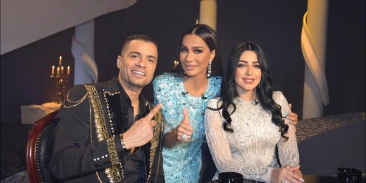 شد وجذب بين شاكوش وزوجته واتهامات بـ “السرقة والطرد”