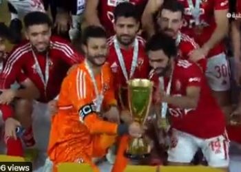 لحظة احتفال الشناوي ولاعبي الاهلى بـ كأس السوبر بالامارات | فيديو وصور