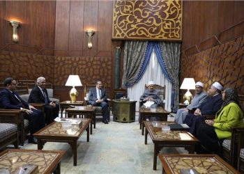 شيخ الأزهر يطالب بالتصدي للسلوكيات المنحرفة عبر مناهج التعليم