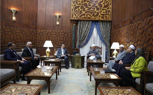 شيخ الأزهر يطالب بالتصدي للسلوكيات المنحرفة عبر مناهج التعليم