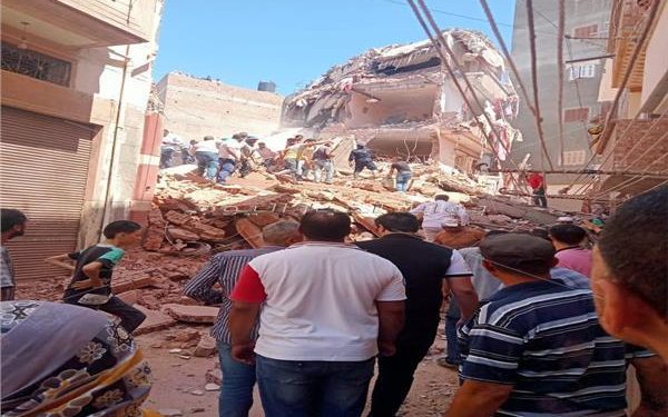 بعد انهيار عقار رشيد بالبحيرة ..حياة كريمة تعلن صرف تعويضات للأسر المتضررة