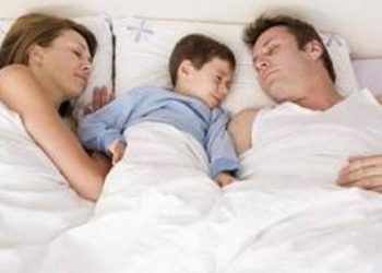 أطباء ببريطانيا يناشدون الاباء بنوم بجوار اطفالهم على ظهورهم حتى لايتعرضون لاثار مميتة