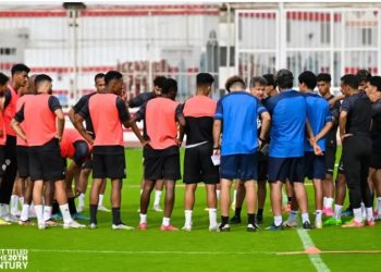 مرتضى منصور يجتمع بلاعبي الزمالك قبل السفر إلى السعودية