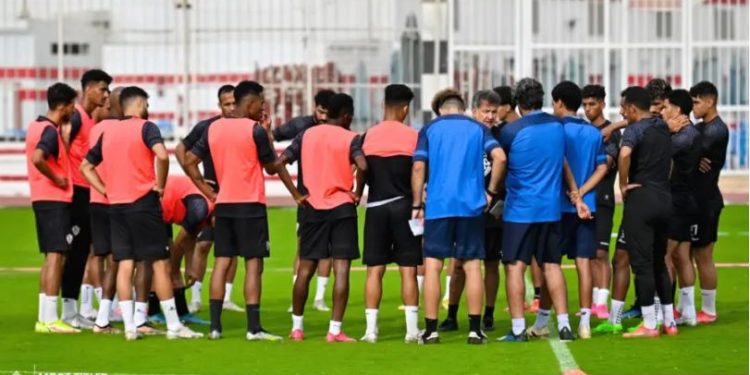 مرتضى منصور يجتمع بلاعبي الزمالك قبل السفر إلى السعودية