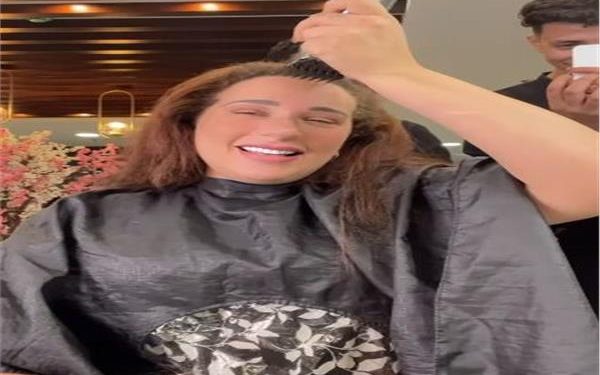 سر حلق أسما شريف منير شعرها بالكامل | فيديو