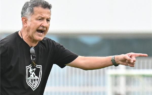 الكولومبي أوسوريو يتمسك بجميع معاونيه في الزمالك