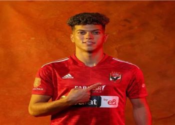 رقم 22 .. إمام عاشور يرتدي قميص أبو تريكة في الأهلي