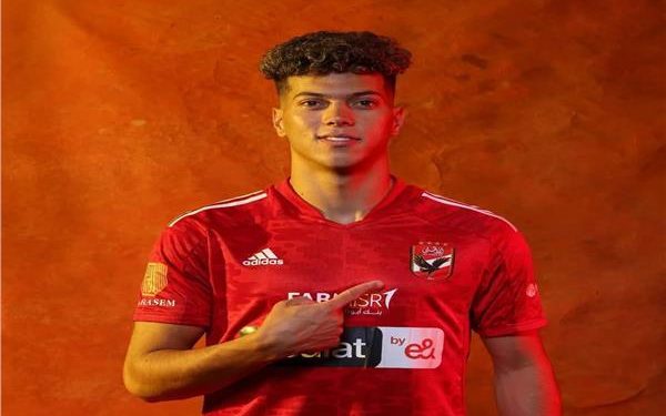 رقم 22 .. إمام عاشور يرتدي قميص أبو تريكة في الأهلي