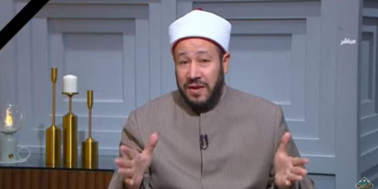 هل يجوز قراءة الفاتحة بدلا من التشهد؟.. أمين الفتوى يجيب |فيديو