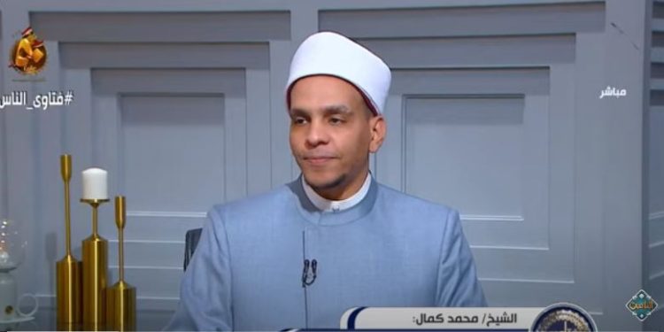 هل يجوز صلاة الرجال بالملابس الداخلية والشفافة؟.. أمين الفتوى يجيب |فيديو