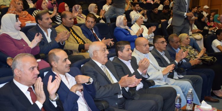 رئيس مدينة الشيخ زايد يكرم أوائل الشهادات الإعدادية والثانوى العام والازهري|صور