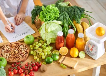  لو عاوز تخس.. استشاري تغذية يقدم أصناف الأكل اللي تاكها بليل |فيديو