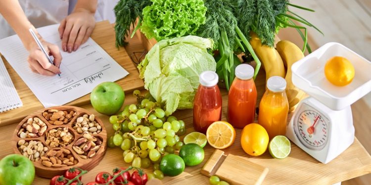  لو عاوز تخس.. استشاري تغذية يقدم أصناف الأكل اللي تاكها بليل |فيديو