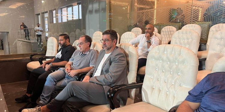 البرتغالي روي فيتوريا يحضر مباراة الزمالك ونادي زد في الدوري