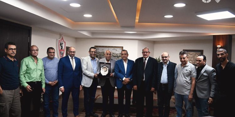 حسين لبيب يستقبل مجلس نقابة الصحفيين بنادي الزمالك |صور