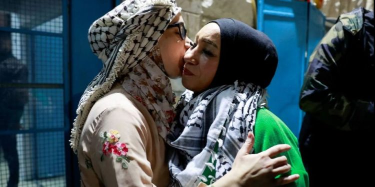 إسرائيل تفرج عن 39 من المعتقلين الفلسطينيين في سجونها