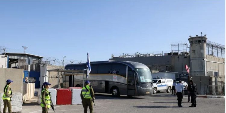 آخر تطورات الدفعة الثانية من صفقة تبادل الأسرى بين حماس وإسرائيل