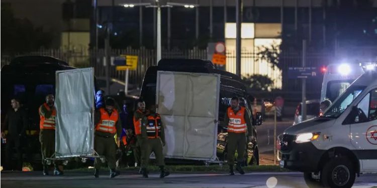 الرهائن المفرج عنهم من جانب حماس يصلون إسرائيل