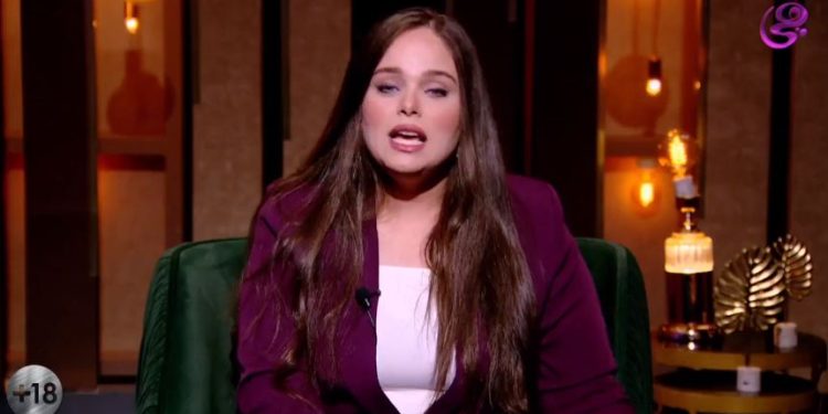 زوجة تفعل الفاحشة مع رجل فى سن والدها عبر الهاتف .. ورد عنيف من مروة عزام عليها | فيديو