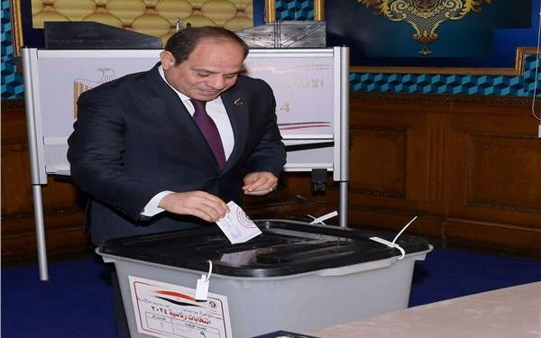زحام الشباب .. والوزراء بطوابير الانتخابات .. والرئيس السيسي حرص على التصويت في الدقائق الأولى