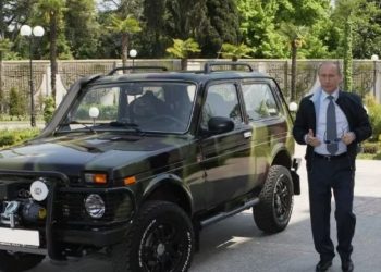 بـ 22 ألف جنيه إسترليني .. تعرف علي سعر سيارة الرئيس بوتين | صور