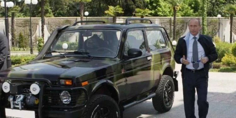 بـ 22 ألف جنيه إسترليني .. تعرف علي سعر سيارة الرئيس بوتين | صور