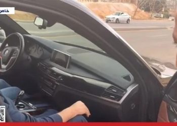 الرئيس السيسى يجرى حوارًا مع عدد من المواطنين أثناء مروره فى شوارع القاهرة