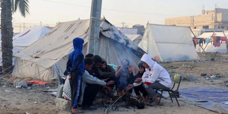 المصائب لا تتوقف.. “أعراض غريبة” وأمراض مختلفة تصيب سكان غزة