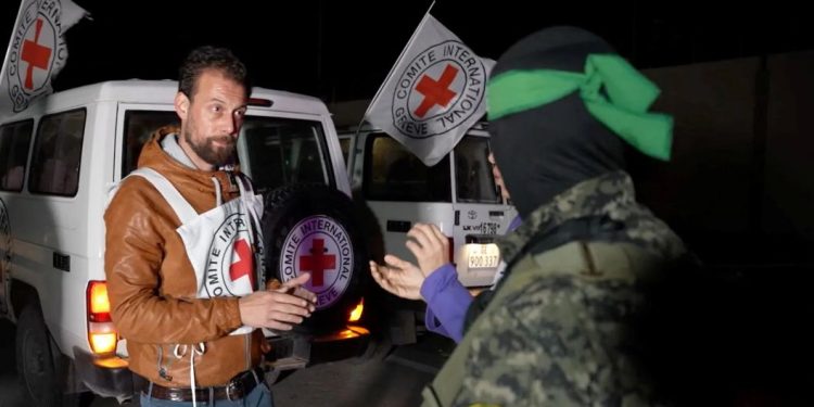 “الوقت ينفد”.. حماس توجه رسالة بالفيديو لإسرائيل