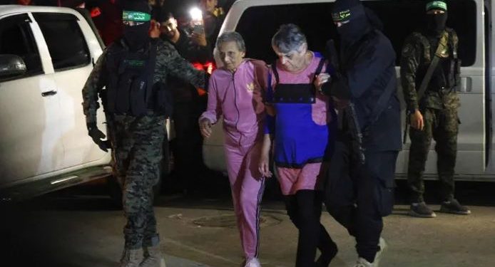 إعلام إسرائيلي: صفقة محتملة تتضمن 30 إلى 40 محتجزا مقابل أسرى فلسطينيين بارزين