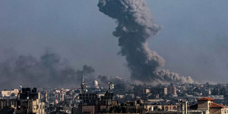 إسرائيل حاولت تحريره.. مقتل عسكري محتجز في غزة