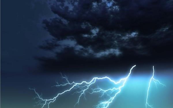 الأرصاد الجوية: أمطار تضرب الوجهة البحري والسواحل الشمالية