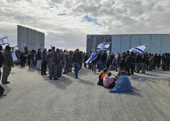 متظاهرون إسرائيليون يمنعون دخول مساعدات إنسانية إلى قطاع غزة