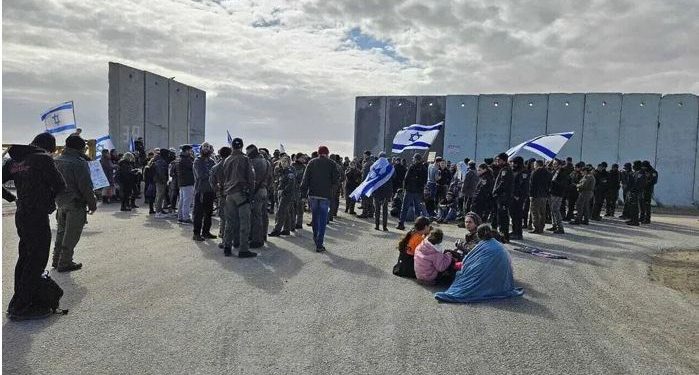 متظاهرون إسرائيليون يمنعون دخول مساعدات إنسانية إلى قطاع غزة