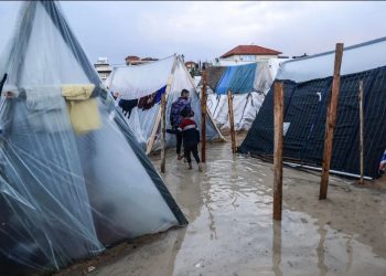 احتدام المعارك في جنوب غزة.. ومعاناة من سوء الأحوال الجوية