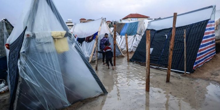 احتدام المعارك في جنوب غزة.. ومعاناة من سوء الأحوال الجوية