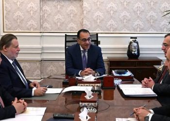 رئيس الوزراء يعقد اجتماعا لمتابعة سداد”المستحقات” لمشاريع النفط