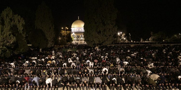 رغم استمرار الحرب...قرابة الخمسون ألف مصلى في المسجد الأقصى