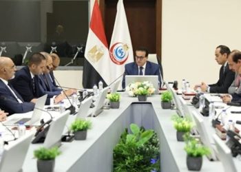 وزير الصحة والسكان يشدد على ضرورة تحسين الخدمات الطبية وتحديث قوائم العمليات الطبية