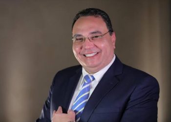 أستاذ الصحة النفسية يحذر من السوشيال ميديا: مليانة بالغش