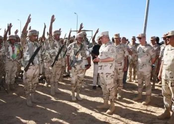 رئيس أركان حرب القوات المسلحة يتفقد عدد من الإرتكازات الأمنية بمدينة رفح