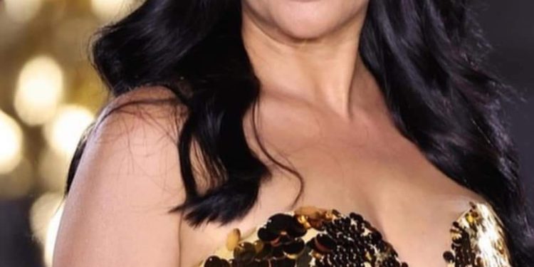 منى زكي تتألق كعارضة أزياء في أسبوع الموضة بباريس